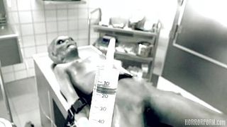 Ученый проводит эксперимент и трахает инопланетянку пальцами