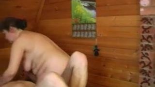 Бестолковый сын помирился с мамой толстухой отимев её на кровати в пизду