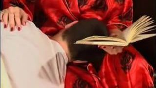 Зрелая мамочка сношается с молодым сыном в гостиной на диване через трусики