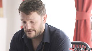 Полицейский отодрал жену погибшего в тугое очко и помог забыть проблемы