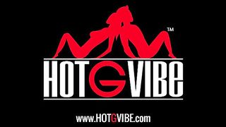 Дикая сучка мастурбирует и кончает в одиночестве