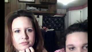 Толстые подруги демонстрируют свои оголённые тела перед веб камерой