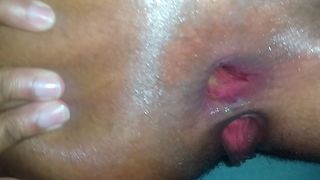 Мулатка принимает крупный член в свою анальную дырку