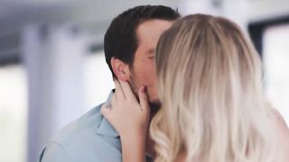 Ревнивый парень отлизал дырочки своей няшной блондинке и вдул ей в киску