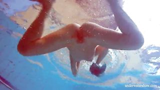 Худенькая тинка раздевается в бассейне под водой и светит своими титьками