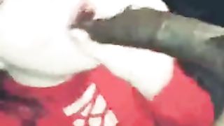 Негр с длинным хером снимает минет от белой девушки