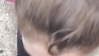 Тёлка на улице по-быстрому отсосала за долг мужа и приняла в рот сперму