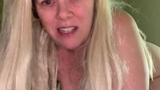 Пьяная баба показывает перед вебкой раздолбаную мохнатку и трясёт жопой