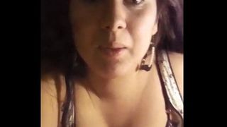 Фигуристая тёлка показывает другу мужа большие титьки и круглую жопу