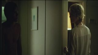 Сцены из художественного фильма с сексом молодых парней с зрелыми подругами мам